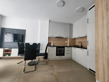 1-Zimmer-Wohnung 45 m² mit Terrasse und Stadt- & Meerblick — Bečići